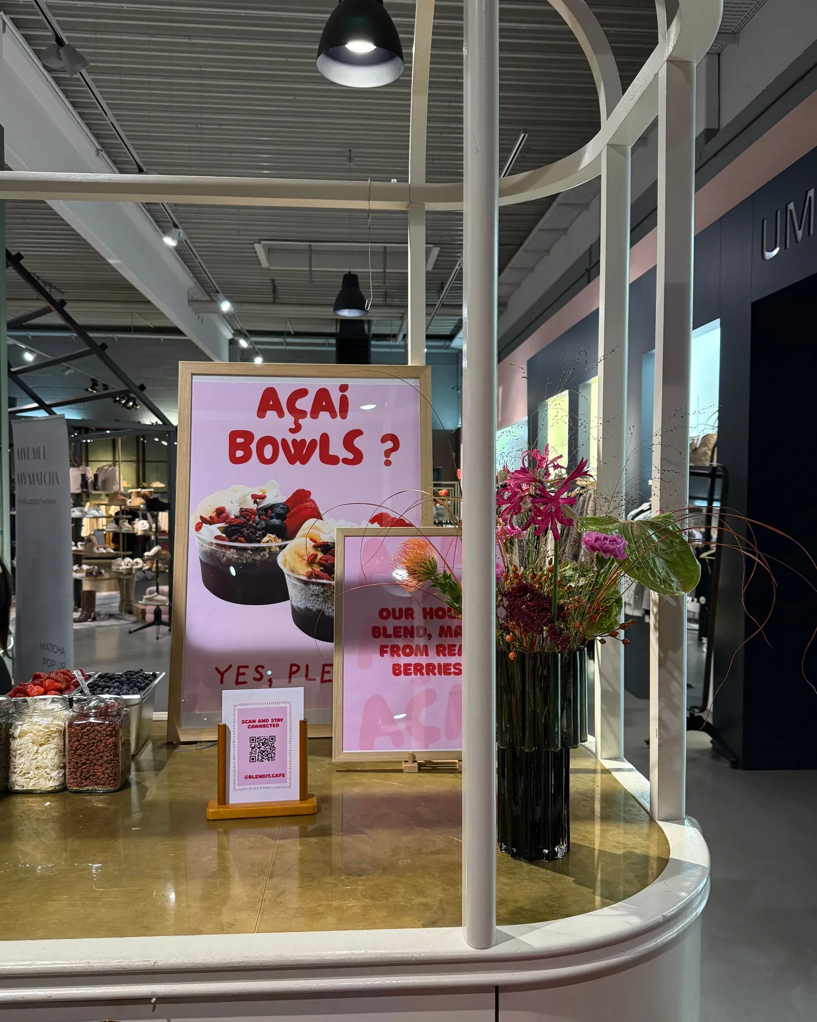 Açaí-Bowls-Bar von Blendit bei der Ladies Night in der Trendfabrik